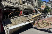 新北蘆洲整片外牆招牌突崩落　5機車遭砸幸無人傷