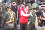 太感動了？阿兵哥與賴清德「Give me five」　轉身竟低頭「擦手」