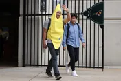MLB/金鶯菜鳥日變裝　「最老新秀」菅野智之變成一根香蕉