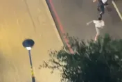 影/警匪追逐全紀錄！失聯移工拒盤查　竟當街脫鞋逃逸