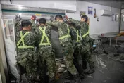 影/大冰箱卡店內！國軍「合力抬」清爛泥　救援畫面曝