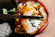 網友揭服務生「最煩行為」！正大啖美食突跑來問「還好嗎」