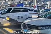 公器私用！陸網友踢爆法院人員開警車逛超市　狂掃牛肉捲、餅乾