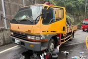 台南機車撞吊車起火　20歲騎士卡車底40分鐘成功救援