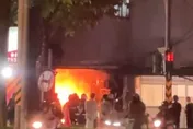 北市內湖2層樓木造民宅失火　消防到場瓦斯管線還在燒！