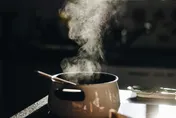 家長小心！陸童用吸管喝熱湯　「咽喉腫成乒乓球」一度生命垂危