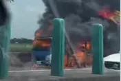 影/狀況危急！嘉義82快速道路「貨車整輛陷火海」傷亡不明