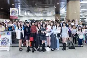 影/日國民女團早安少女組抵台　逾百名粉絲接機Q見「美又香」看板