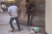影/北捷驚見肢體衝突！2男「月台上激烈互毆」還狂「掉寶」