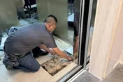 台中新光三越一電梯地磚破損　市府：修復才能使用