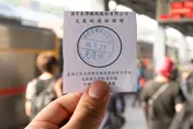 影/光復站「閘門全開」！台鐵禮遇鏟子超人　進站證明暖翻