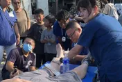 鏟子超人出事！穿厚底防滑鞋仍遭玻璃、鐵釘刺穿　502人濺血