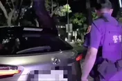 影/驚險一刻！北市母子困巔峰車潮　4警徒手猛推1.5噸車救命