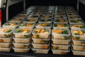 便當超人送飯進災區！　被網友踢爆是「AI超人」