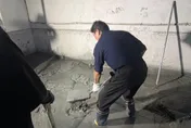 勘災遭「鏟子超人」要求親自動手清淤泥　傅崐萁試了幾鏟「曝感想」