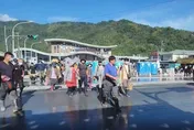 開工日鏟子超人不休息！光復車站仍是人潮　英籍網紅也來了