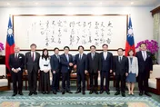 自民黨議員面呈花蓮捐款目錄　賴清德：台日像家人一樣相互扶持