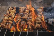 100元5塊牛肉太貴？六合夜市攤商親回應：不賣一百元了