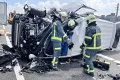 影/汐五高架三重段「救護車貨車相撞翻覆」！3傷送醫
