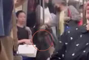 影/北捷阿嬤新視角！「包包2連擊」長髮哥膝蓋遭踹飛