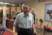 影/京華城案黃景茂作證　柯文哲出庭被問「狗仔跟蹤」笑了！