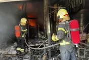 影/屏東市「加油站旁大規模爆炸狂燃」延燒4棟直擊