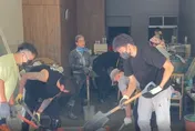 新北國王全隊脫下球衣變「鏟子超人」！衝災區彎腰清淤