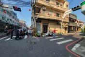 驚悚意外！台中9旬翁騎單車不明原因倒地　遭轎車輾卡車底不治