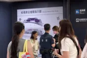 板橋車站女子攻擊陌生路人　亂扯頭髮還隔著警察開罵