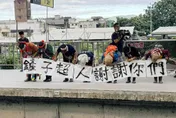 花蓮光復災民月台舉布條鞠躬　鏟子超人感動落淚