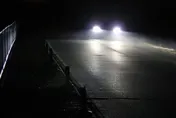 驚！母親昏睡車內　美7歲男童頭卡車窗窒息亡