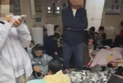 出遊還是自虐？陸泰山氣溫驟降0℃　遊客無奈「擠廁所」超狼狽