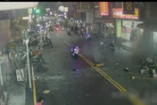 遠處轟一聲！蘆洲氣爆「2勇警衝店內」　將傷者抬出店外