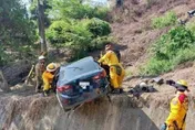 台南轎車驚悚卡邊坡懸空「2人受困」　17歲騎士昏迷送醫