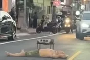 影/烤肉架當安全錐！竹北超狂醉男橫躺路中央　畫面曝光