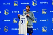 NBA/兄弟夢幻聯手　小柯瑞曝「想買哥哥背號30號」遭拒：他說不缺錢