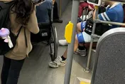 高中生搭公車「伸一腳」默默助人　畫面曝光全網讚爆