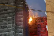 影/屏東基督教醫院新建工地頂樓起火　火勢撲滅、無人傷亡