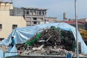 高雄市區驚見2層樓高垃圾山　業者黑歷史曝光！
