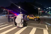 影/北投慘烈事故！休旅車、小黃「路口對撞」釀翻覆車頭全毀