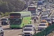 影/國1竹北段統聯客運停路中！釀嚴重紫爆　車速僅14