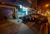 影/蘇澳深夜巨響！轎車失控撞民宅「車頭不見」　　23歲男重傷送醫