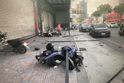 台南女駕駛變換車道不看後照鏡？騎士噴飛　波及3重機
