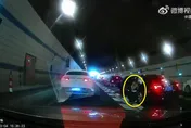 母車禍暈厥…陸男童隧道下跪求「救救我媽媽」　畫面曝光看哭網