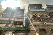 北市景美女中旁5樓民宅竄火　消防緊急灌救中