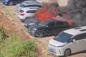剛買1個多月！陸電動車突自燃狂燒　周圍7車遭殃燒到剩骨架