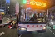 影/新店客運右轉未禮讓　8旬婦遭輾雙腿骨折送醫