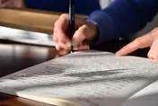 父自書遺囑財產全給小女兒　法院認侵害特留分判還姊妹