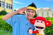 25年不變！香蕉哥哥揭戴「黃色髮帶」原因：希望小朋友記住我