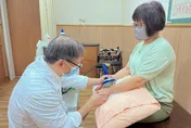數鈔票也會過勞！宮廟會計「媽媽手」疼痛靠震波治療